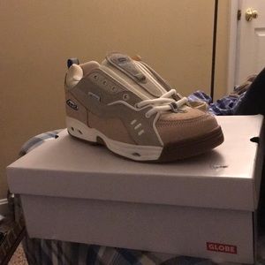 Globe CT-IV oyster grey/white mens 9